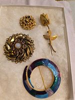All four jewellery pieces arranged in tray