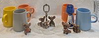 Overview of mugs, tidbit tray with mice, Delft vase