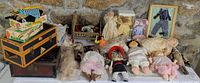 Overview of dolls, trunks, cradle, boxes and accessories on table