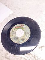 Side A centre label showing song title "I'd Like to Teach the World to Sing" and Elektra catalogue number