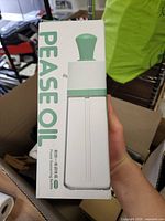 Front of boxed PEASE 550 ml oil dispenser
