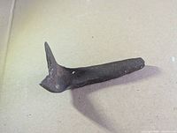Side view showing full length and tapered prying end