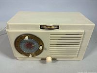 Front angled view of General Electric 516 tube clock radio