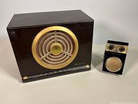 RCA Victor X-600 tabletop radio beside Zenith Royal 500D transistor radio