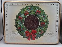 Front of 1990 Oreo holiday wreath tin lid showing graphic and dates