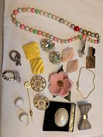 Full lot overview showing all jewellery pieces