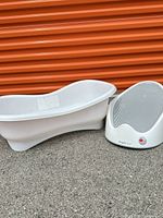 Baby bathtub next to Angelcare bath support