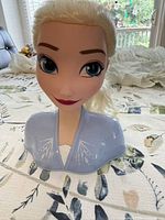 Front view of Elsa styling head