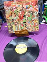 Front sleeve artwork and vinyl disc
