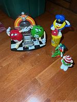 Lot overview showing jukebox dispenser, tube dispenser, two small figurines