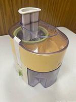 Front view of Braun juicer showing housing and pulp container