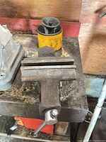 Top view of vise jaws and handle