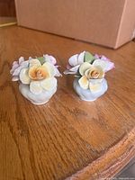 Pair of small pots with cream-yellow rose posies