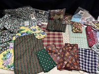 Overview of assorted napkins, placemats, aprons in various patterns