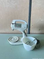 Philips stand mixer with bowl, beaters and turntable