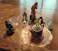 Overview of all porcelain and glass pieces on table