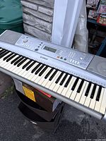 Front view of Yamaha 61-key keyboard showing keys, speakers and control panel