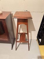 Full view of plant stand front and side