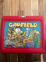 Front showing Garfield graphic on red lunch box