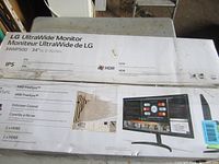 Retail box showing LG UltraWide 34WP500 specifications