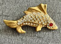 Front view showing fish shape, rhinestones, red eye