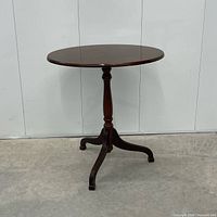 Front view of oval pedestal table