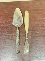 Full view of cake server and knife showing design and size