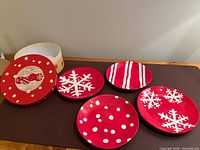 Overview of four dessert plates and box lid