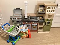 Full view of kitchen unit, grill module, shopping cart and tote with accessories