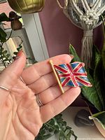 Front view showing Union Jack design and gold-tone pole
