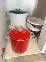 Red stock pot, white stock pot, worn white roasting pot