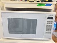 Front view of Panasonic NN-SG636W microwave