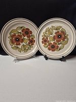 Both dinner plates on display stands