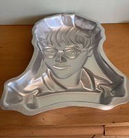 Front view of aluminum Harry Potter cake pan