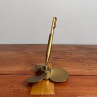 Propeller pen rest with pen inserted, front view