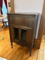 Front view of closed cabinet