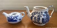 Overview of both porcelain teapots