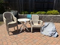 Overall lot with chairs, table and cover