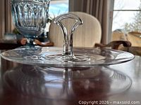 Side profile showing central handle and thickness of glass