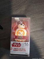 Front view of packaged BB-8 flash drive showing character design and capacity marking