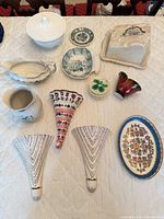 Overview of all twelve porcelain and ceramic items