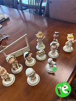 Overview of Peanuts nativity figurines and stable