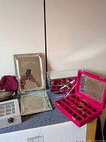 Overview of jewelry boxes and mirrored trays