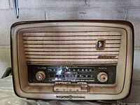 Front view of Loewe-Opta Bella Luxus Type 5711W radio