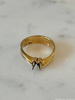 Engagement ring mounting showing contour and prongs