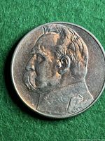 Obverse showing Piłsudski profile on green background