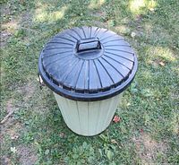 Trash bin with lid on, outdoors