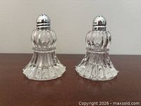 Front view of both crystal shakers