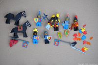 Overview of all horses, minifigures, shields, weapons and accessories on neutral background