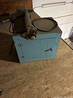 Overall view of sander mounted on blue cabinet